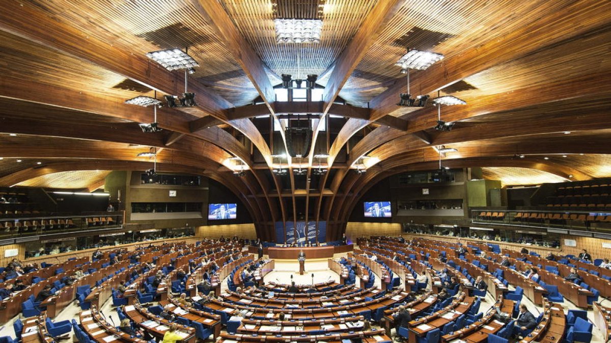 Europa reclama mesures al govern per garantir la neutralitat del TC