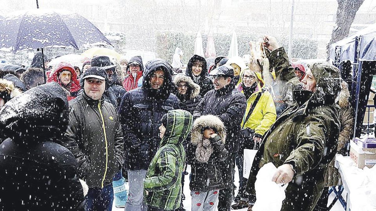La neu no impedeix l'escudellada i Encamp en reparteix 1.600 racions