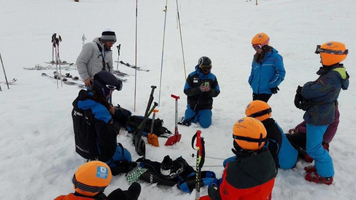 Els alumnes de l'escola de neu estudien les allaus