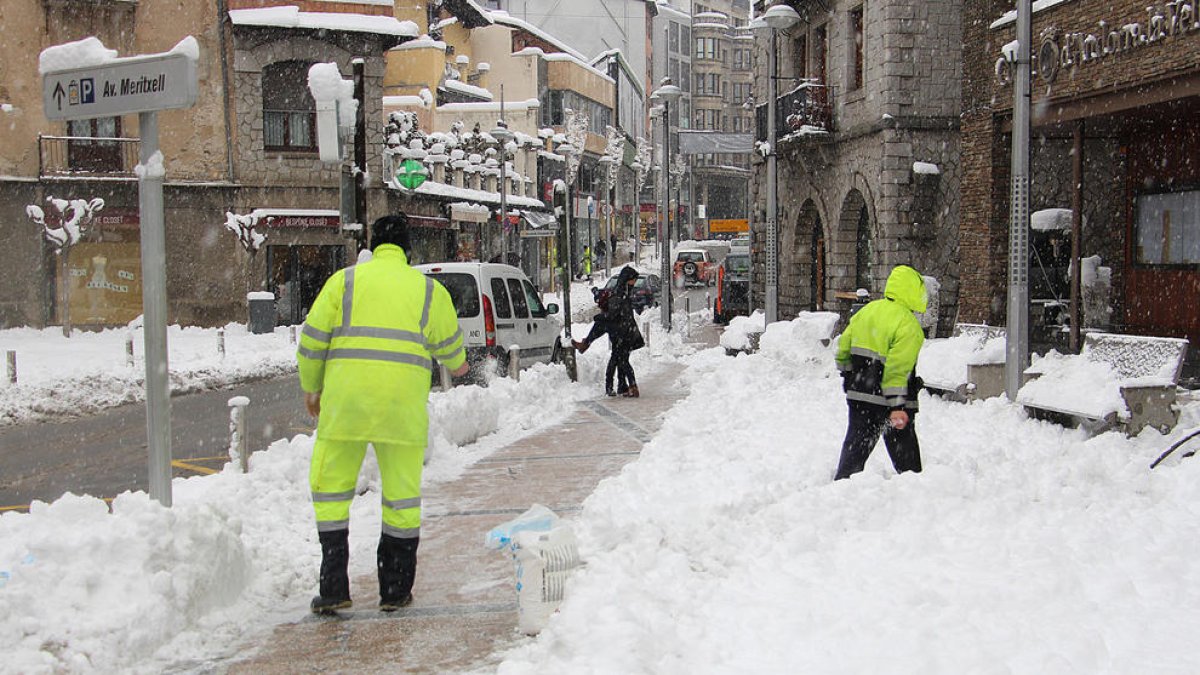 Andorra la Vella demana la col·laboració dels veïns en la treta de neu per la previsió de gelades