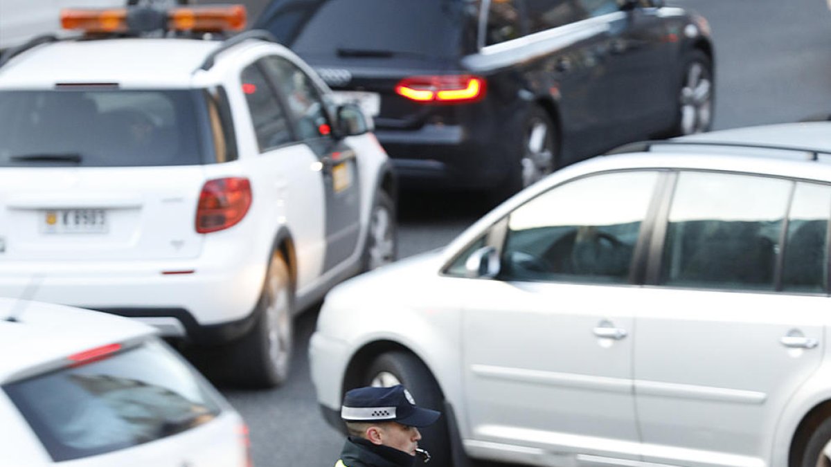 Urbans i policia multaran els vehicles aparcats que no apaguin el motor