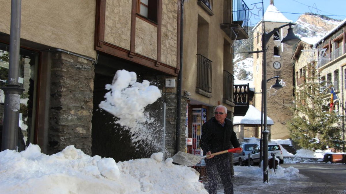 Un veí treballant en la treta de neu