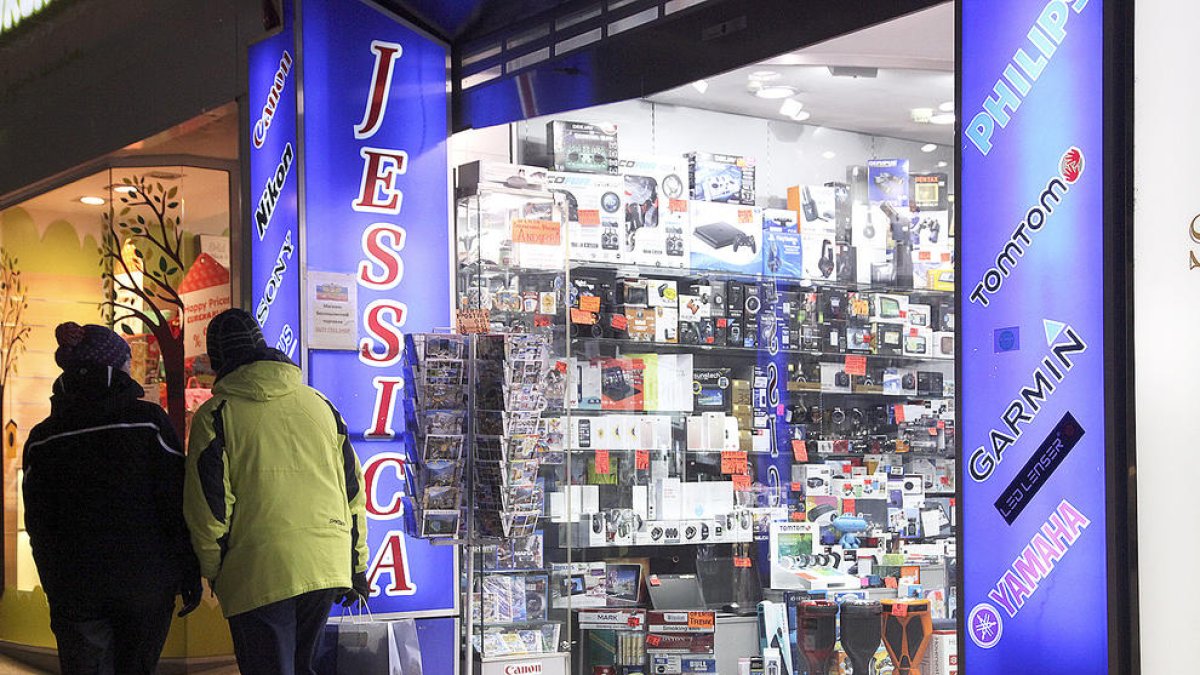 Uns joves agredeixen un comerciant en un robatori