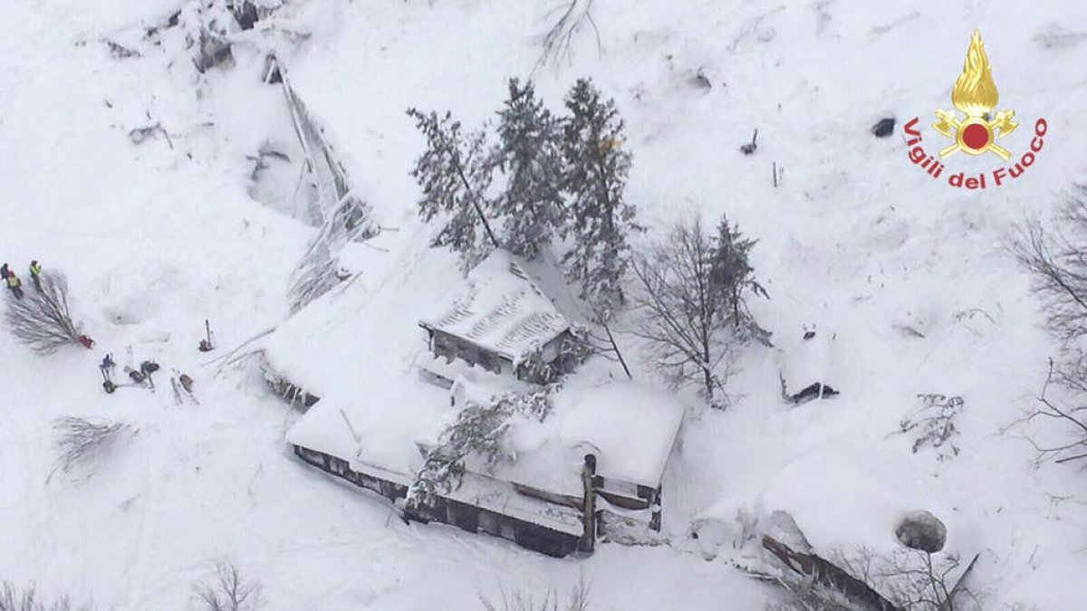 Una allau arrasa un hotel als Abruços i deixa almenys 4 morts i 30 desapareguts