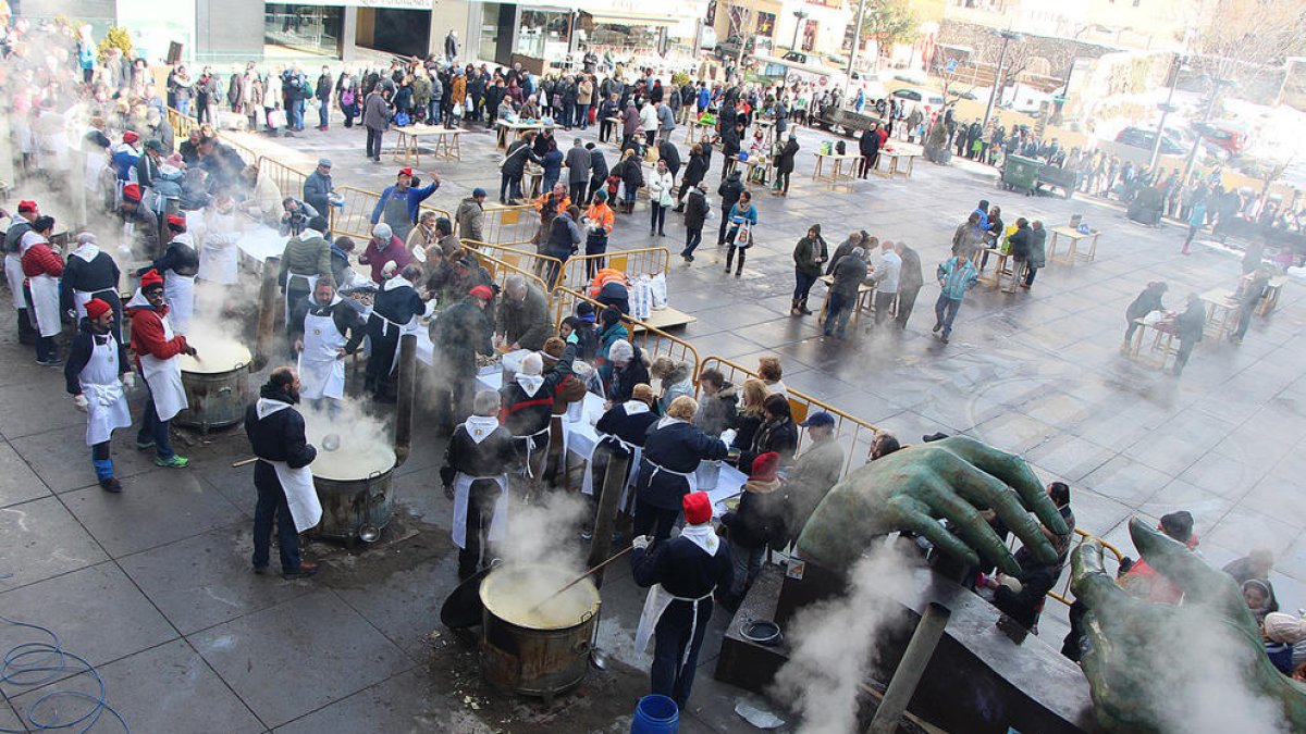 Sant Julià reparteix 3.000 racions d'escudella per Sant Sebastià