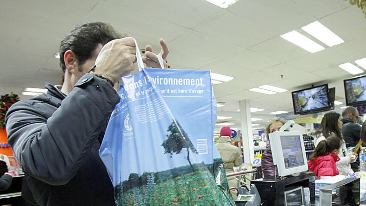 Els supermercats fan una enquesta per saber el consum de les bosses de plàstic