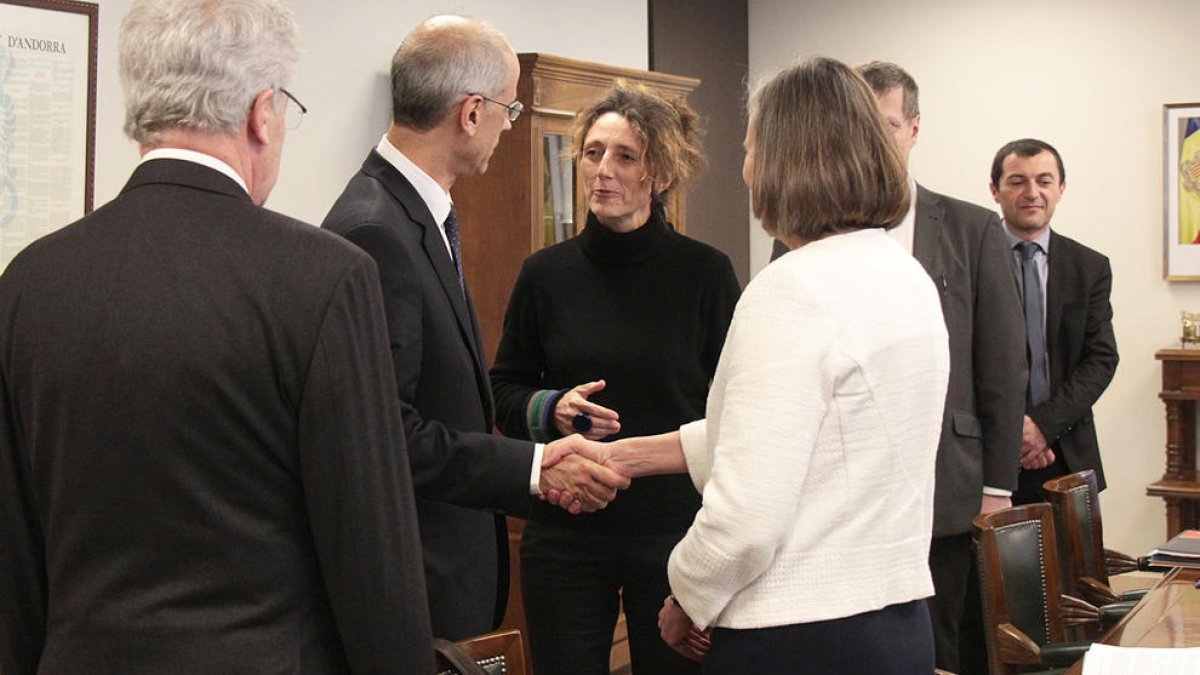 El cap de Govern, Toni Martí, saluda la prefecta de l'Arieja, Marie Lajus, al centre de la imatge