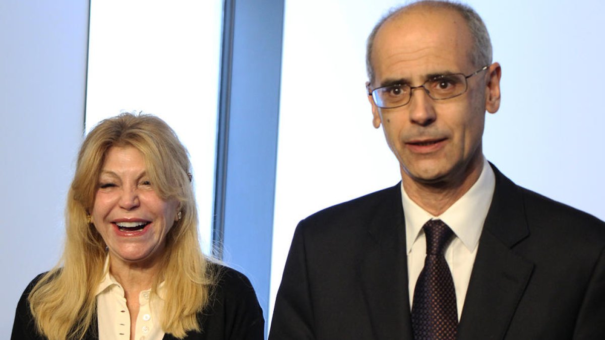 La baronessa, Carmen Thyssen, amb el cap de Govern, Toni Martí, durant la visita al Museu Carmen Thyssen Andorra