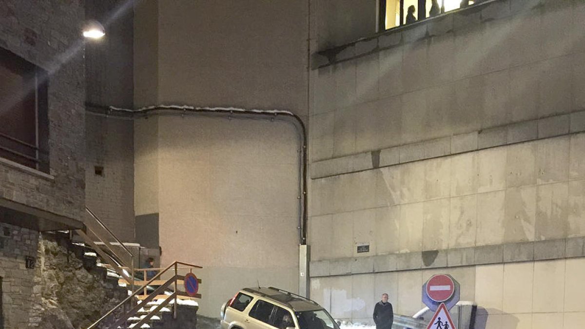 Un cotxe topa contra un edifici al carrer de les Canals