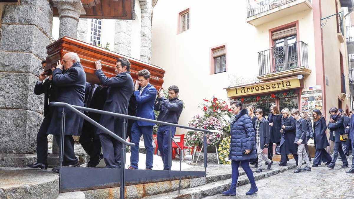 Multitudinari comiat a l'empresària Carme Maestre a Sant Esteve