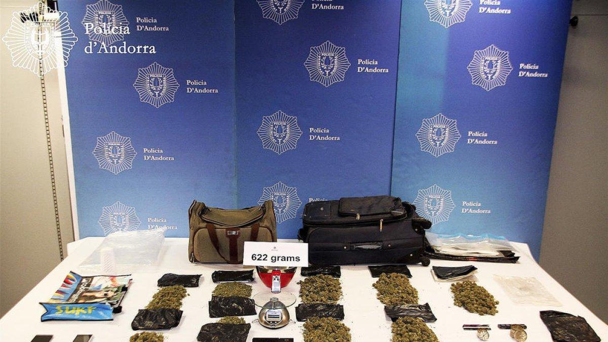 La policia deté un 'camell' i comissa 622 grams de marihuana