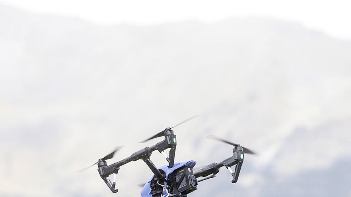 Un dron amb càmera incorporada volant pel país.