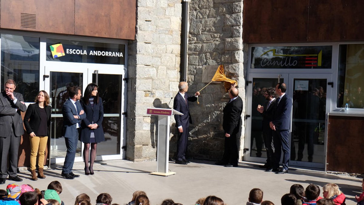 El cap de Govern i el cònsol de Canillo destapen la placa que commemora la innauguració de les noves escoles.