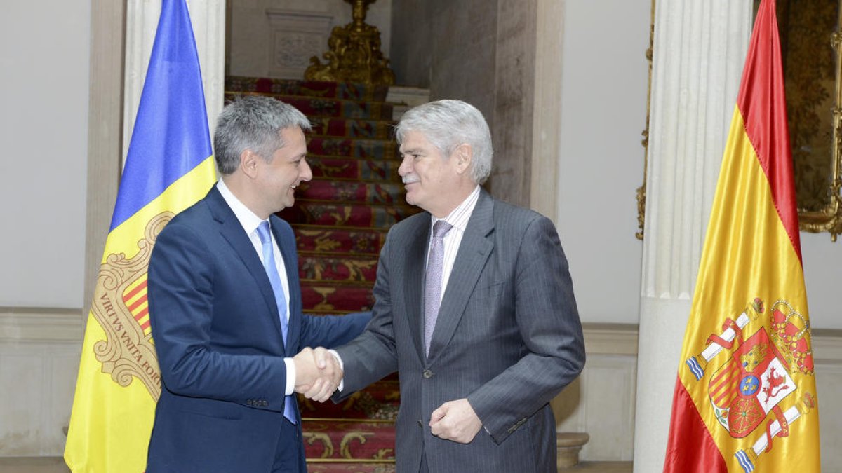 L'acord d'associació i l'aeroport centren la reunió de Saboya amb Alfonso Dastis