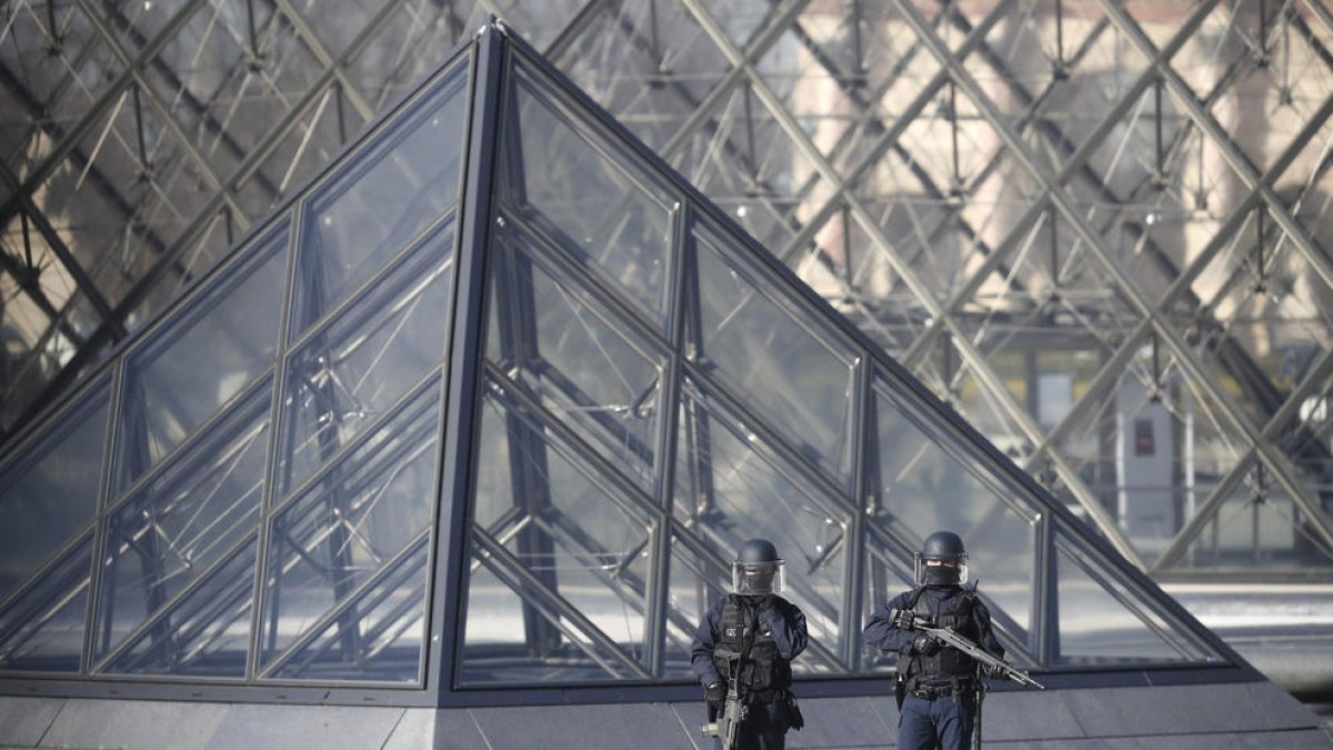 Abatut al Louvre un home armat amb un matxet