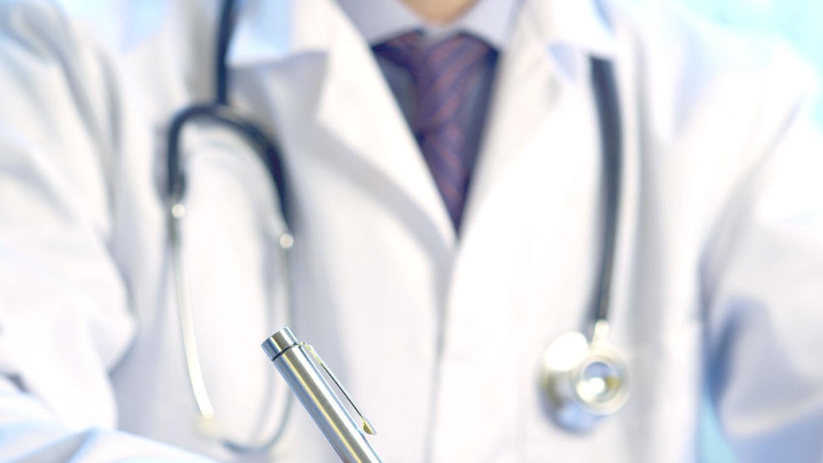 Anul·len el permís de treball a un metge que només feia dues guàrdies mensuals