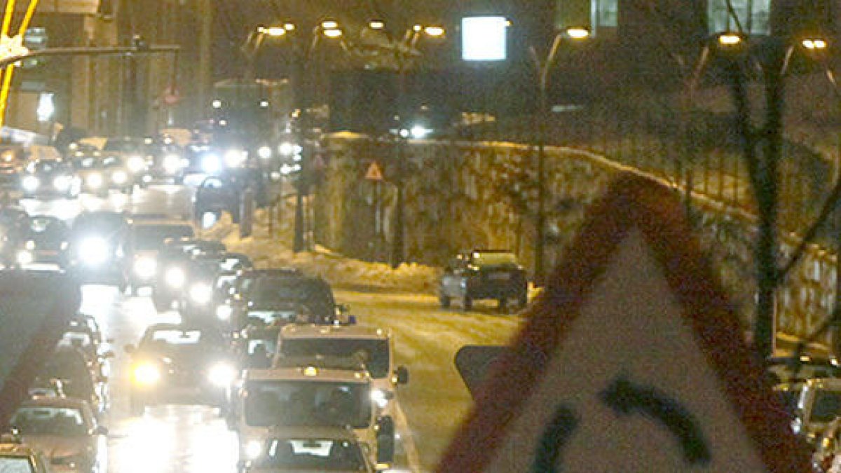 Tallen la carretera de Pal per un autobús accidentat