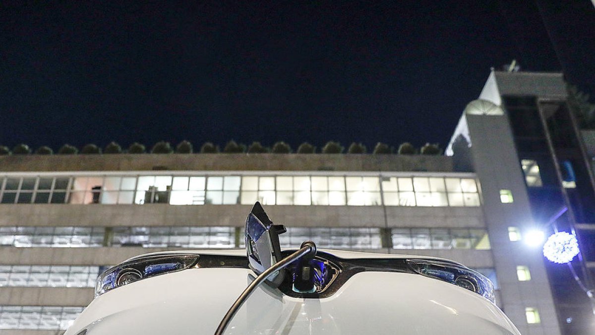 Els cotxes elèctrics tindran 2 hores gratuïtes de pàrquing i càrrega