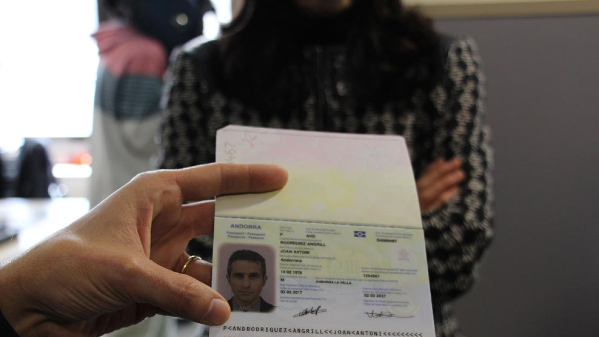 El nou passaport biomètric de tercera generació.