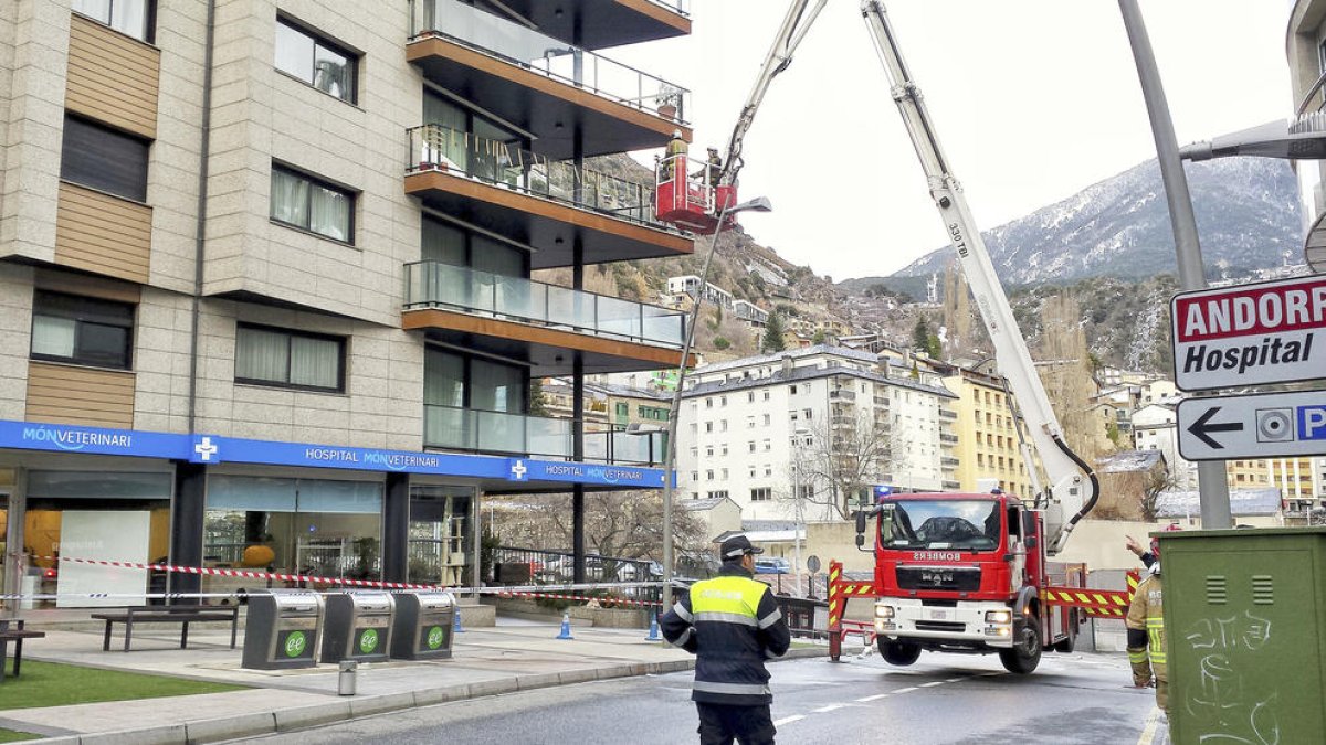 El temporal de vent obliga a tancar el port i part de les estacions d'esquí
