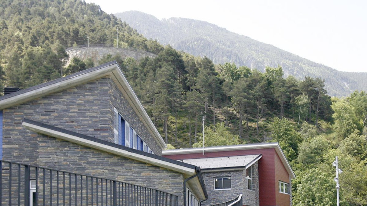 Tanquen l'alberg de la Comella en espera de trobar-li un altre ús