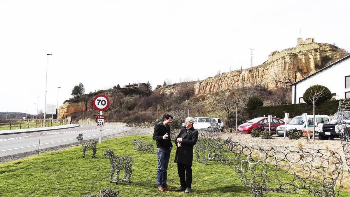 Les escultures de Toni Cruz 'peixen' a l'entrada a la Seu
