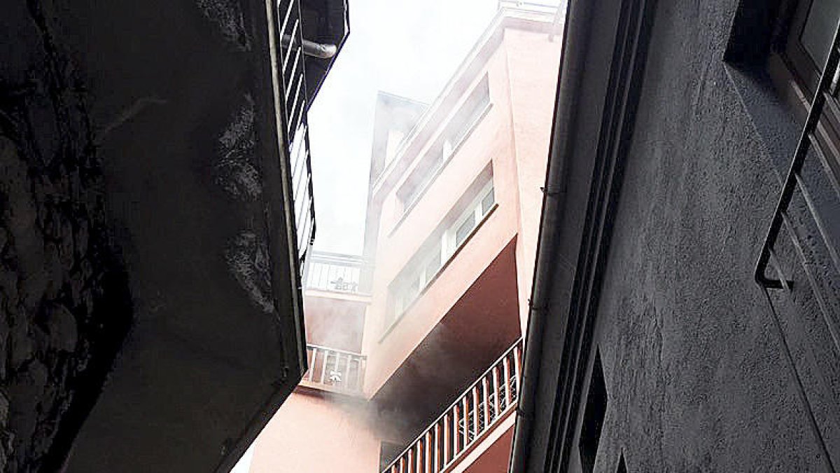 Un incendi en un pis obliga a desallotjar l'hostal Calones