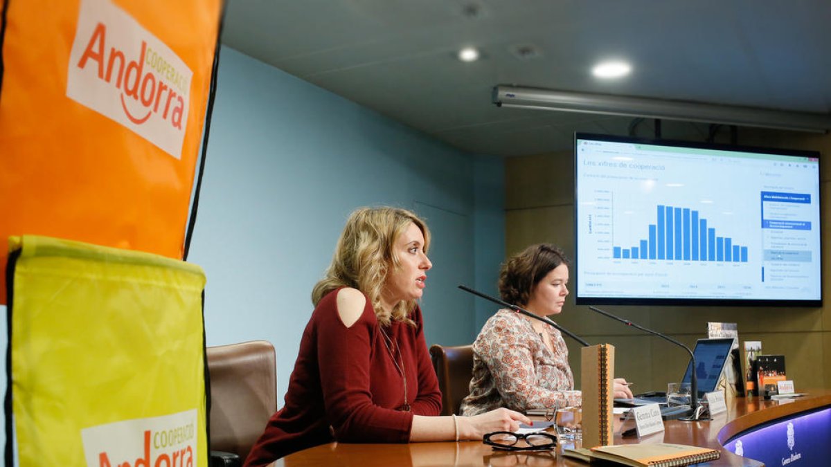 La directora d'Afers Multilaterals i Cooperació, Gemma Cano, i la tècnic d'Afers Multilaterals i Cooperació, Júlia Stokes, presenten la memòria de cooperació internacional