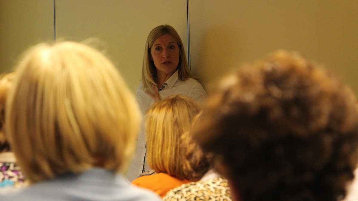 Una experta recomana a la gent gran fer cas als símptomes per lluitar contra el càncer