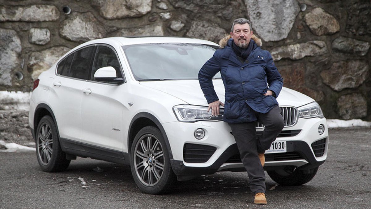 Antoni Miralles amb el seu cotxe, un BMW X4, al pàrquing de l'Andorra 2000.