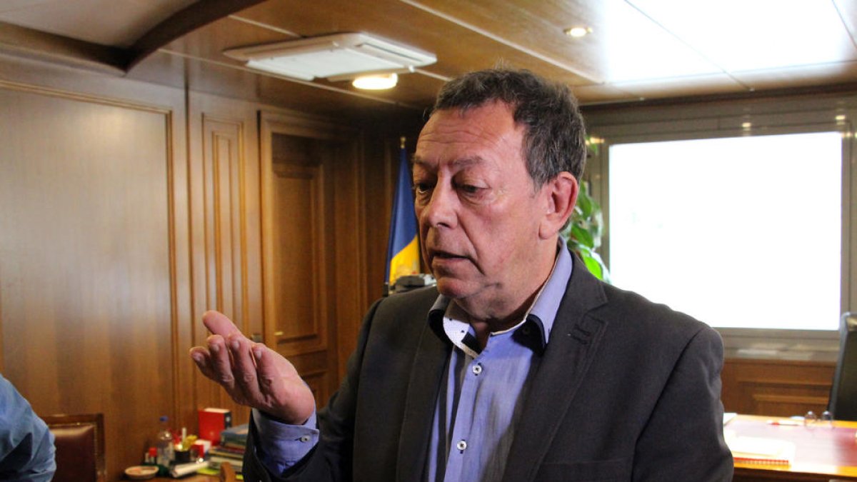El cònsol major de Sant Julià, Josep Miquel Vila, al seu despatx la setmana passada