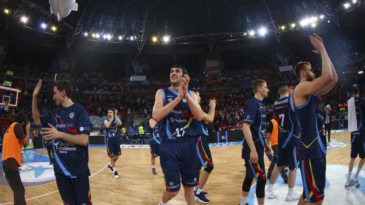 Els jugadors agraeixen el suport del públic al final del partit.