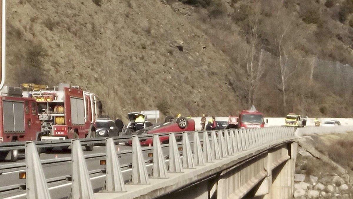 Un accident molt aparatós a l'N-145 provoca dos ferits lleus