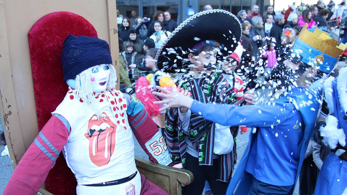 Els escolars del país surten al carrer per celebrar el Carnaval