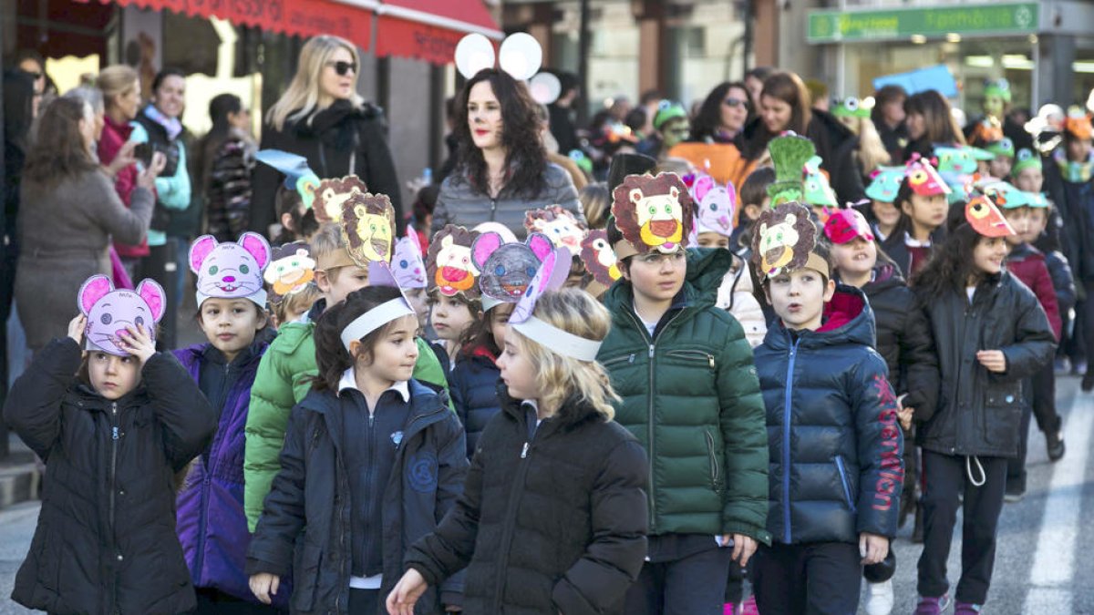 Els escolars avancen la celebració del carnaval