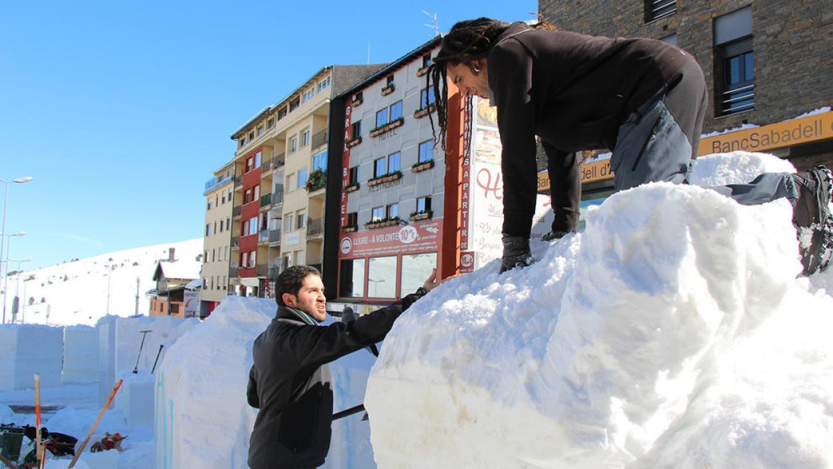 Una vintena d'escultures de neu al concurs del Pas