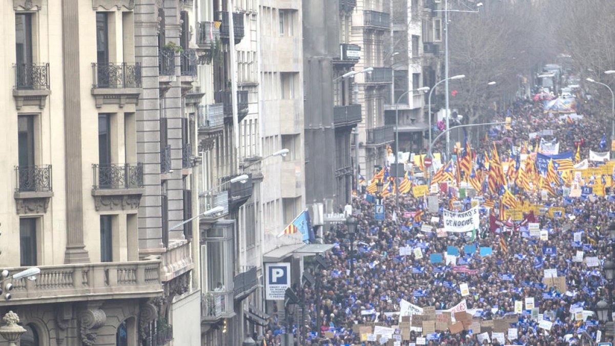 Milers de persones es manifesten a Barcelona en suport als refugiats