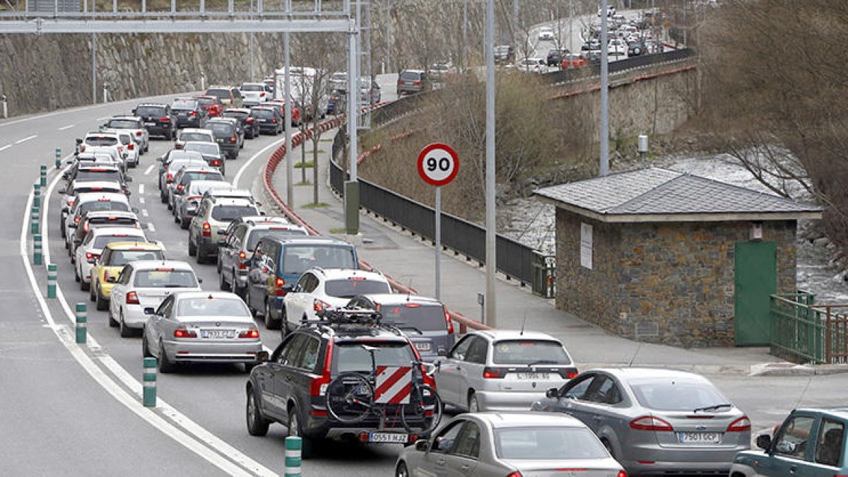 Cues de 4 quilòmetres a les fronteres per sortir del país