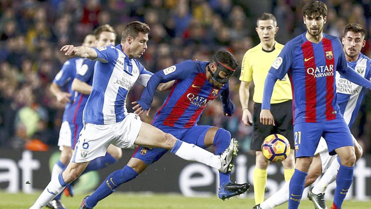 Messi rescata el Barça de l'abisme