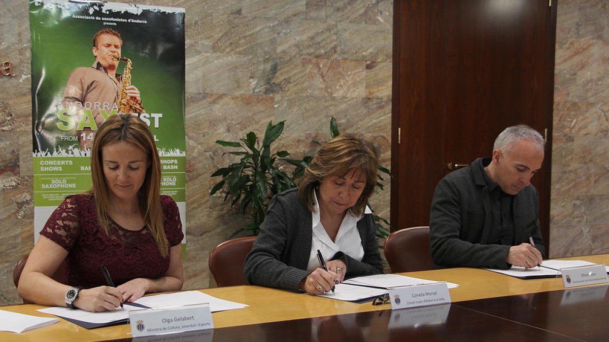La ministra de Cultura, Joventut i Esports, Olga Gelabert, la cònsol major d'Andorra la Vella, Conxita Marsol, i el director artístic del Sax Fest, Efrem Roca, han signat un conveni de col·laboració.