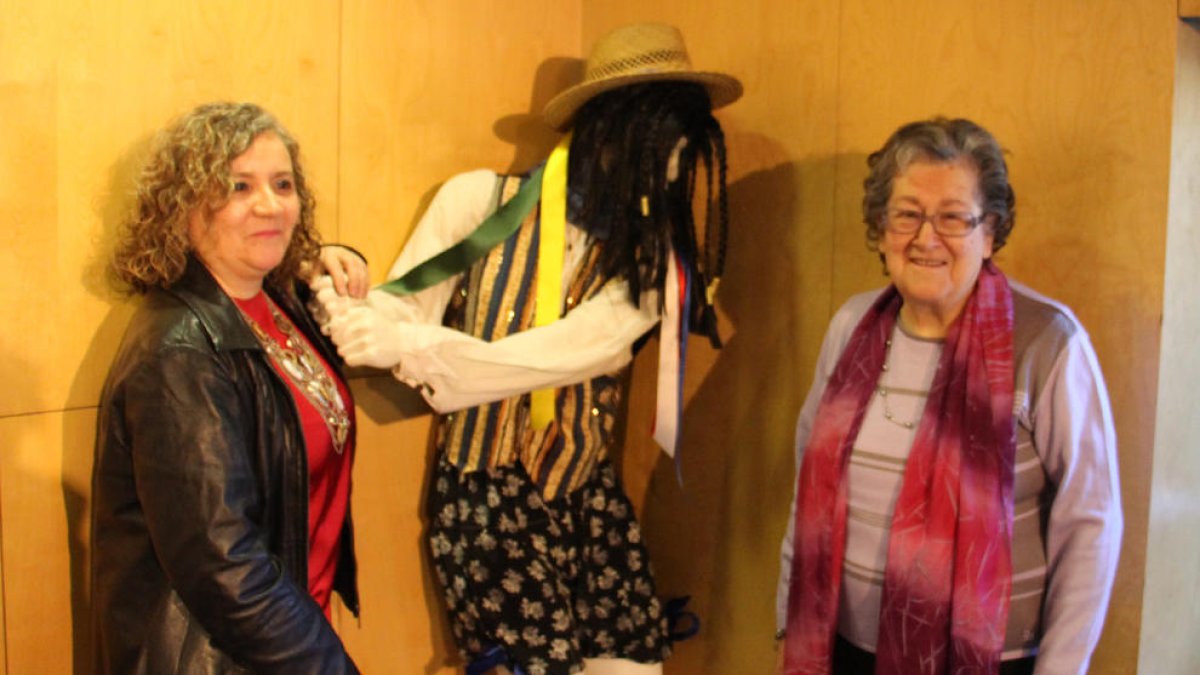 Pilar Capdevila i Lourdes Pons, directores del 'judici dels contrabandistes' d'Ordino, al costat d'una figura caracteritzada com els protagonistes de l'obra