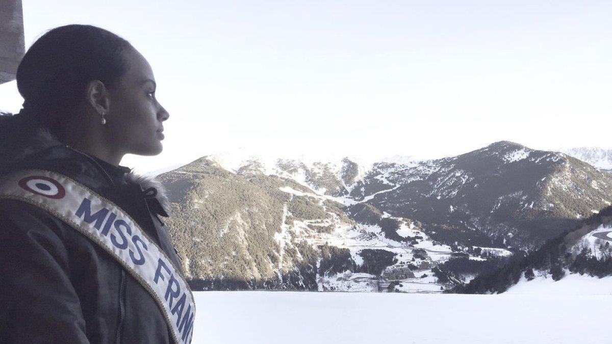 Miss França mirant les muntanyes.