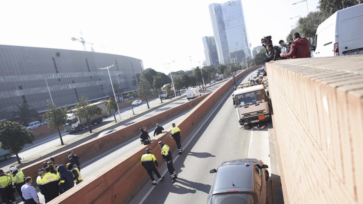 Detingut a trets després de robar un camió de butà