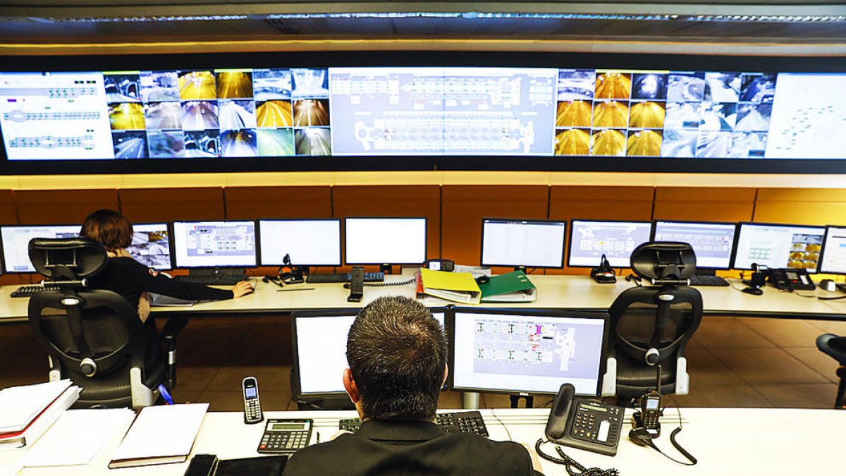 Des de la sala de control de Mobilitat es monitora tota la xarxa viària, inclosos nou túnels del país.