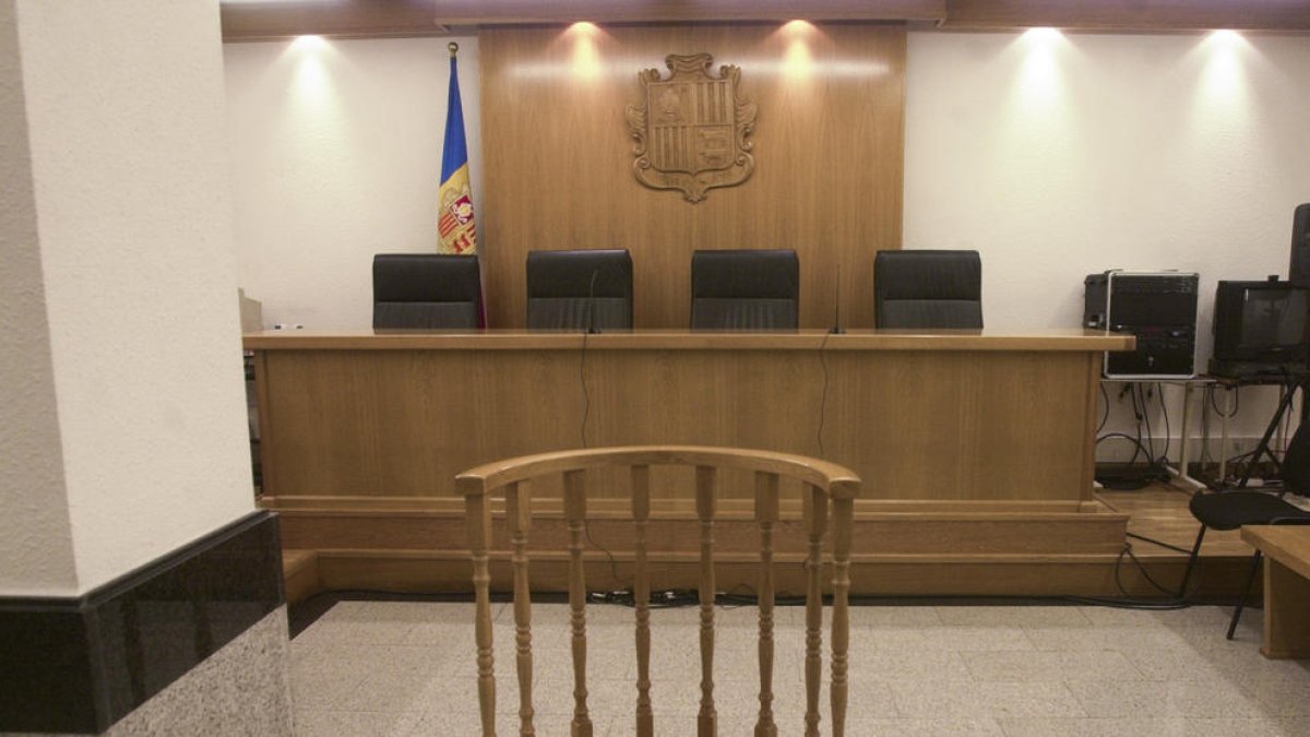 La fiscalia manté la petició d'absolució per a dues dones acusades de furtar a la feina