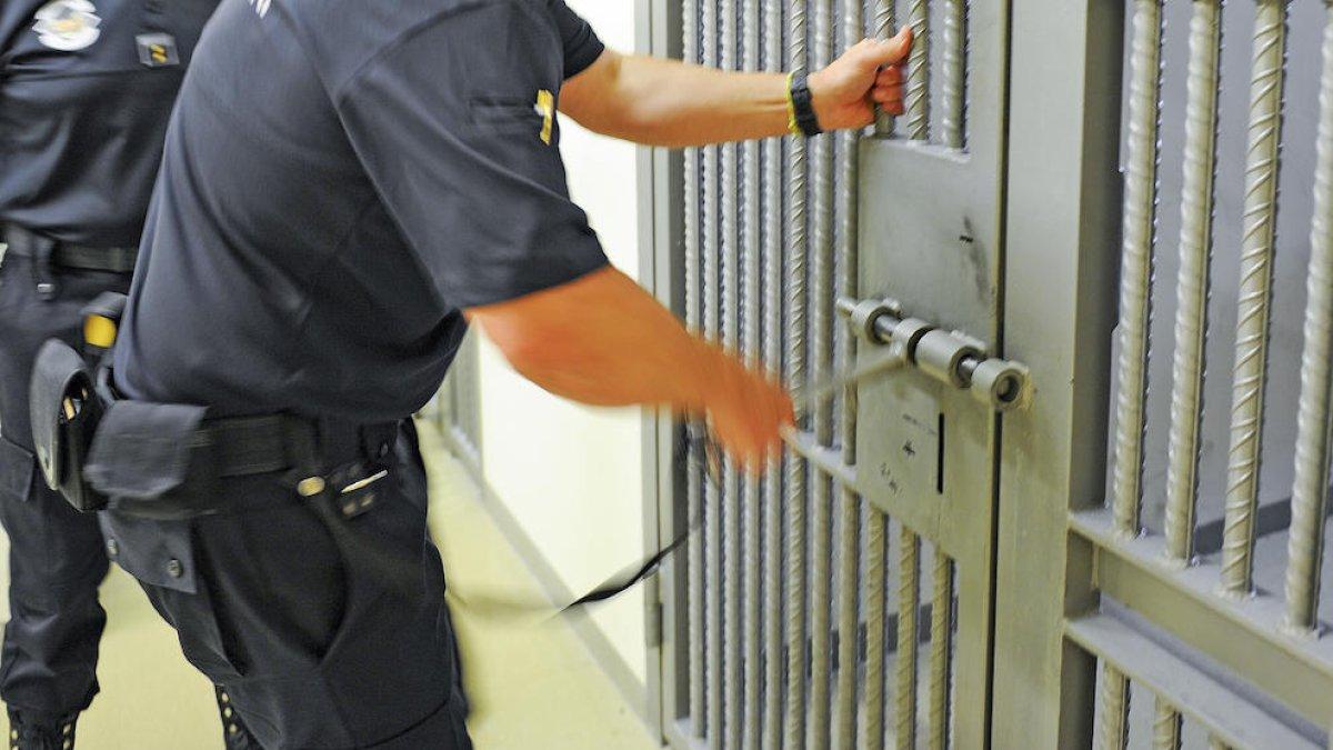 Interior deixa en suspens la sanció al carceller condemnat per abusos sexuals
