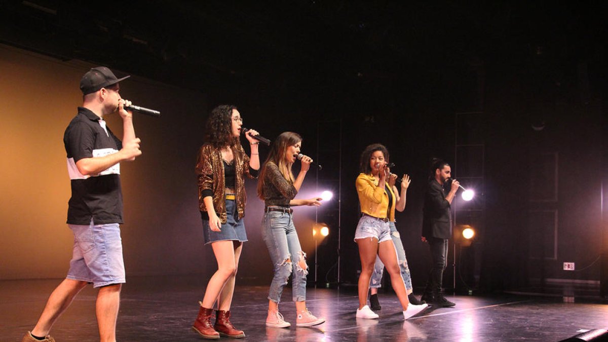 La capital posa el punt final al primer consell d'infants amb un concert del grup Kundala