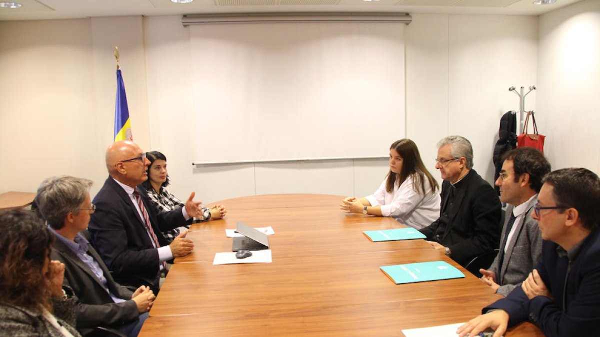 Joan-Enric Vives s'interessa per la projecció exterior de l'UdA i la satisfacció de l'alumnat
