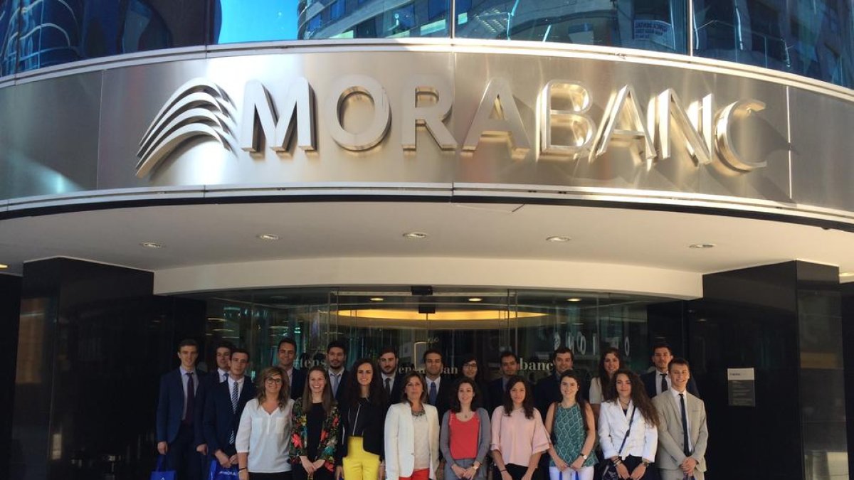 Els bancs del país inicien els programes de pràctiques d'estiu per a joves