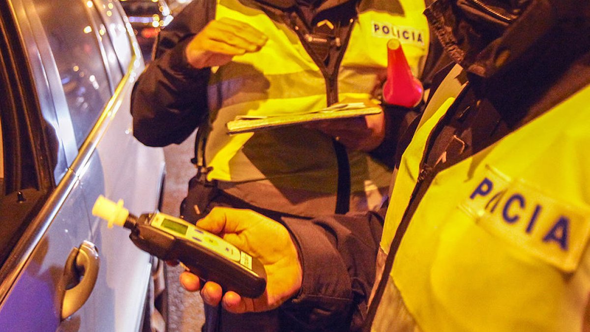Agents de policia realitzant un control d'alcoholèmia 